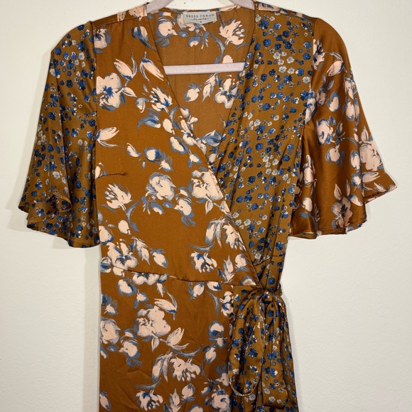 Dress Forum silky floral wrap dress size medium - Picture 2 of 11